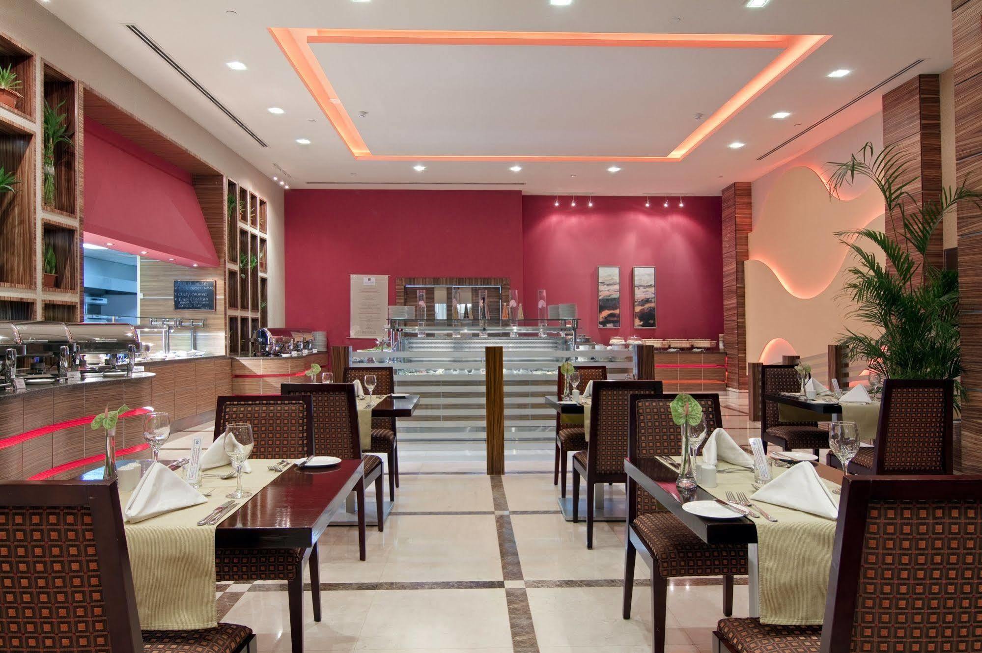 Hilton Garden Inn Riyadh Olaya Ristorante foto
